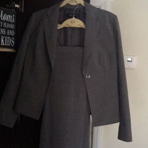 Women’s suit. Size 4. Includes pants and blazer